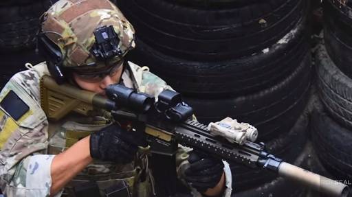 해군특수전전단 출신으로, 유튜브 예능 방송 ‘가짜사나이’ 등으로 유명해진 이근(36) 예비역 대위. 유튜브 캡쳐