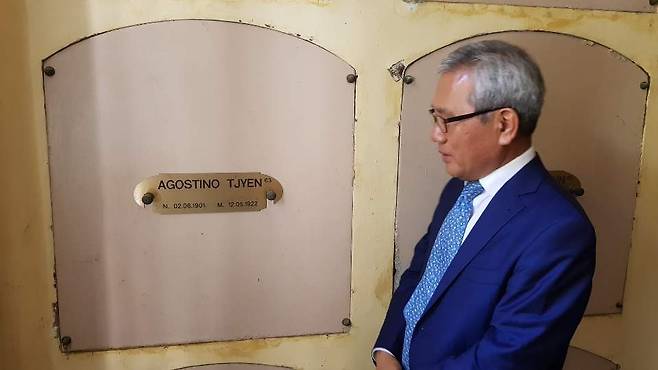 로마 시내 베라노 공동묘지의 전아오 묘소에서 기도를 올리는 이백만 주교황청 대사. 2020.10.13. [주교황청 한국대사관 제공. DB 저장 및 재배포 금지]