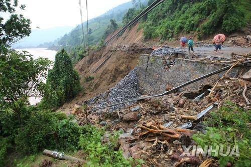 ベトナム中部クァングチソングの道路が算崩れに遺失された姿. 2020.10.13 [VNA/神話=連合ニュース]