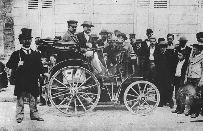 알프레드 바쉐론이 제작한 스티어링 휠이 탑재된 레이싱 카.