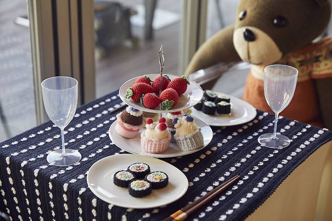 경기도 파주시 바늘이야기의 2·3층 카페 ‘실공장1998’의 아기자기한 손뜨개 소품. 윤동길(스튜디오 어댑터 실장) 제공