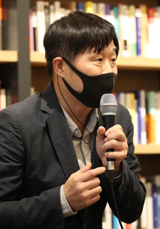 서민 단국대 교수가 지난달 25일 오후 서울 강남구 선릉로 최인아책방에서 열린 '한번도 경험해보지 못한 나라' 기자 간담회에서 책 소개를 하고 있다. 뉴시스