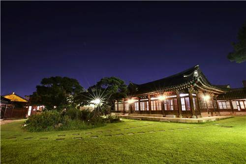 전주 한옥마을에 있는 인재고택 학인당의 야경 [사진/전수영 기자]