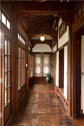 본채 내부는 여러 개의 방은 물론, 세면장과 목욕탕, 화장실까지 복도로 연결된 구조다. [사진/전수영 기자]