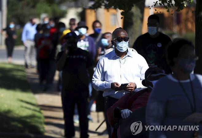 14일(현지시간) 미국 테네시주 멤피스에서 사전투표를 위해 대기하는 주민들[AP=연합뉴스]
