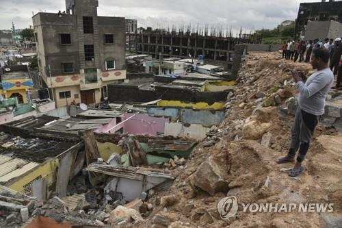 집중호우로 무너진 하이데라바드의 가옥들. [AP=연합뉴스]