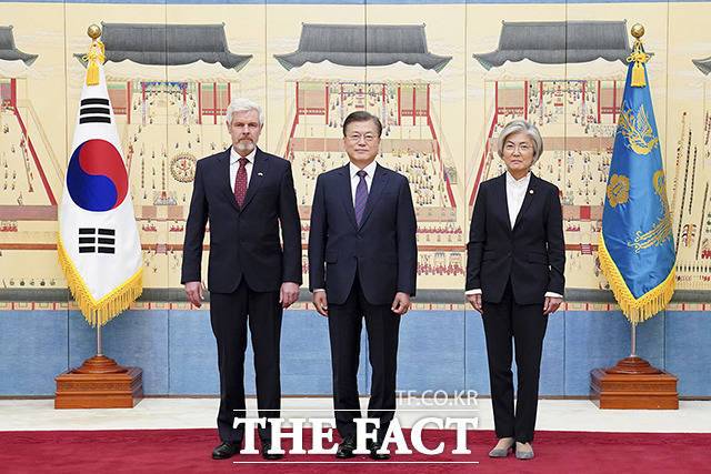 문재인 대통령(가운데)이 16일 오전 청와대에서 열린 주한대사 신임장 제정식에서 미하엘 라이펜슈톨 주한 독일대사(왼쪽)로부터 신임장을 받은 후 기념촬영을 하고 있다. 오른쪽은 강경화 외교부 장관. /청와대 제공