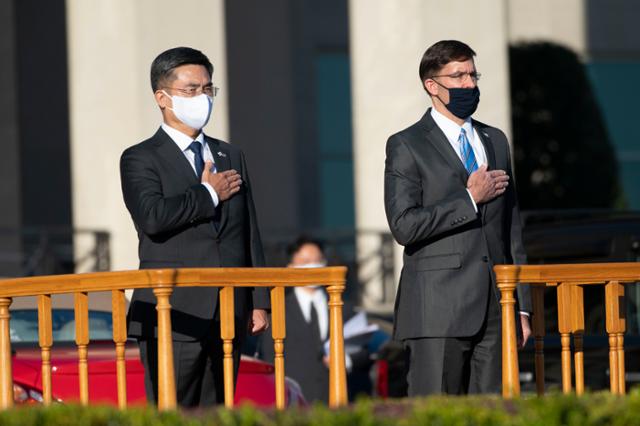 서욱(왼쪽) 국방부 장관과 마크 에스퍼 미 국방장관이 14일(현지시간) 미 국방부에서 열린 제52차 한·미안보협의회(SCM)에 참석해 국민 의례를 하고 있다. 워싱턴=AP/뉴시스