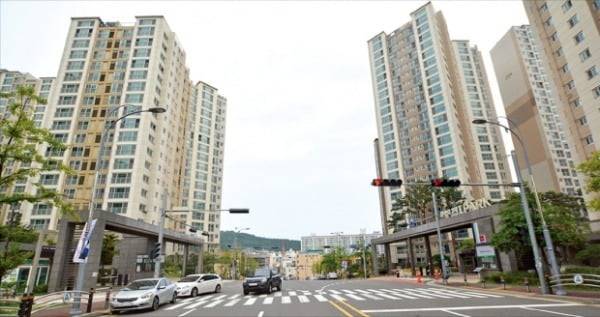 전세대란이 수도권에서 전국으로 확산하고 있다. 올 들어 이달 둘째주까지 전셋값 누적 상승률이 11.09%를 기록한 울산의 한 아파트.   /한경DB