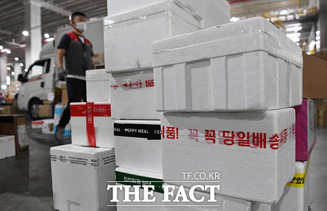 스티로폼 박스에 포장돼 배송을 기다리는 신선식품들.