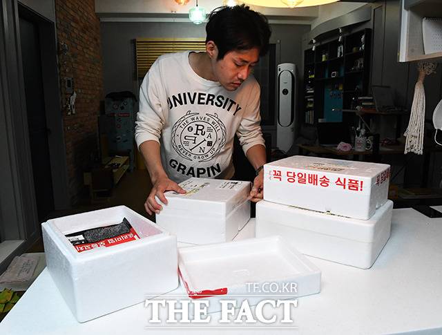 스티로폼 박스를 개봉하는 김 씨.