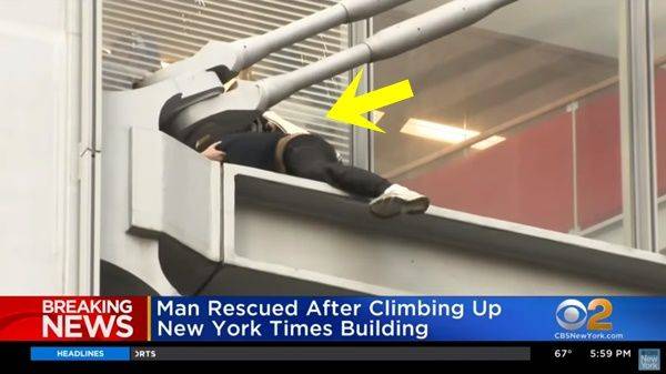 깨진 유리창 안으로 끌려 들어가는 50대 남성