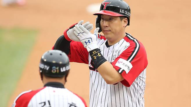 김현수의 'LG 윙폰' 세리머니