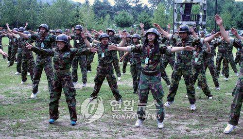재외동포청년들의 병영체험 2008년 전 세계 51개국에서 온 동포 청년들이 육군 5군단 특공연대에서 구슬땀을 흘리며 병영체험을 하고 있다. [연합뉴스 자료사진]