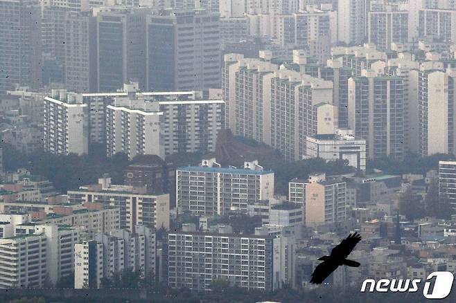 12일 한국감정원에 따르면 서울 아파트 전세금이 지난 28일 기준 전주 대비 0.09%가 올랐다. 또한, 서울 지역의 전셋값은 66주째 연속 상승세를 보이고 있다. 12일 오후 경기도 광주시 남한산성에서 바라본 서울 시내 아파트 단지 모습. 2020.10.12/뉴스1 © News1 이동해 기자