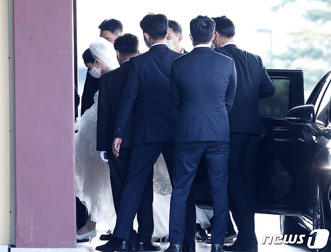 아모레퍼시픽 서경배 회장의 맏딸 민정씨가 19일 오후 서울 중구 신라호텔 영빈관 앞에서 홍석준 보광창업투자 회장의 장남 정환씨와의 결혼식을 위해 발걸음을 옮기고 있다. 2020.10.19/뉴스1 © News1 황기선 기자