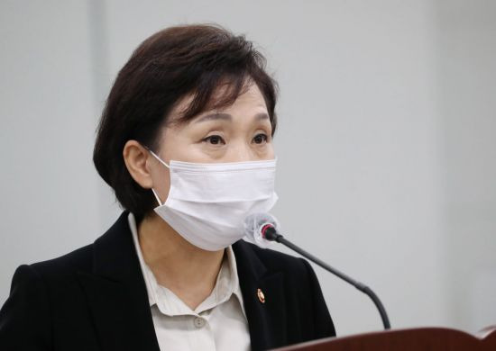김현미 국토교통부 장관이 16일 오전 세종시 정부세종청사에서 열린 국회 국토교통위원회의 국토교통부, 행정중심복합도시건설청, 새만금개발청에 대한 국정감사에서 업무보고를 하고 있다. (사진=연합뉴스)