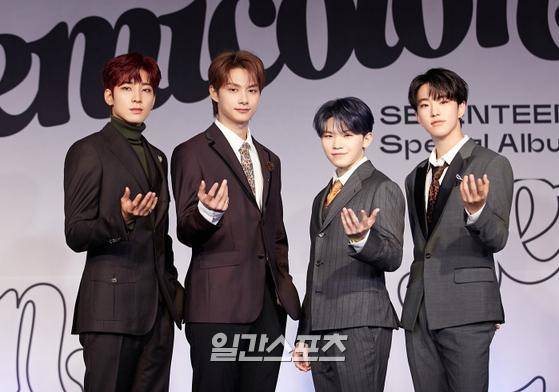 세븐틴(Seventeen)이 19일 오후 스페셜 앨범 ‘; [Semicolon]’ 발매 기념 기자간담회를 온라인으로 진행했다. 세븐틴(에스쿱스, 정한, 조슈아, 준, 호시, 원우, 우지, 디에잇, 민규, 도겸, 승관, 버논, 디노) 멤버들이 포토타임에서 포즈를 취하고 있다. 〈사진=플레디스 제공〉 김진경 기자 kim.jinkyung@jtbc.co.kr/2020.10.19/