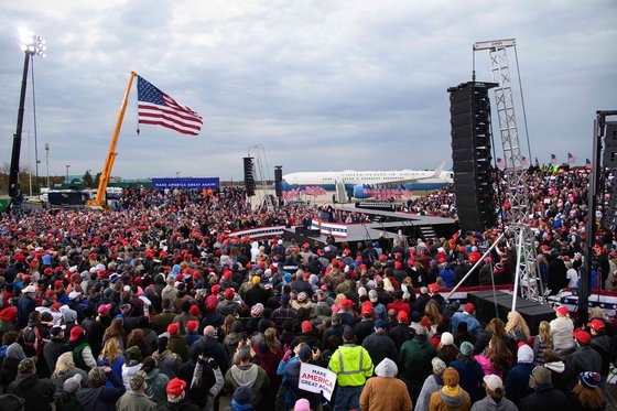 도널드 트럼프 미국 대통령은 코로나19 확산 속에 대중 집회를 열기 위해 공항 활주로를 이용하고 있다. [AFP=연합뉴스]
