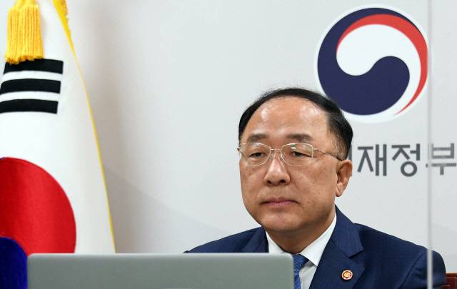 홍남기 경제부총리 겸 기획재정부 장관이 16일 서울 세종대로 정부서울청사에서 화상회의로 열린 ‘세계은행(WB) 개발위원회(DC)’에 참석하고 있다. /연합뉴스