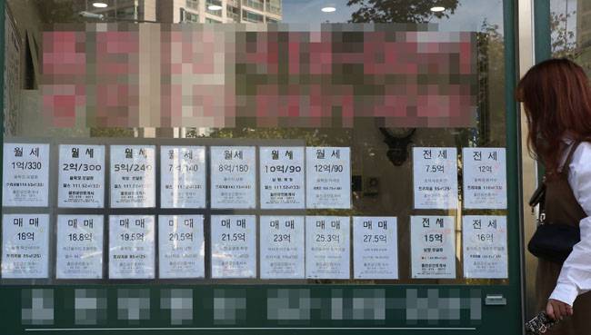 한국감정원이 “2015년 4월 이후 전국 전셋값이 5년 5개월 만에 가장 많이 상승했다”고 발표한 10월 5일 서울 송파구 부동산 중개소에 매물 가격이 적혀 있다.  [김재명 동아일보 기자]