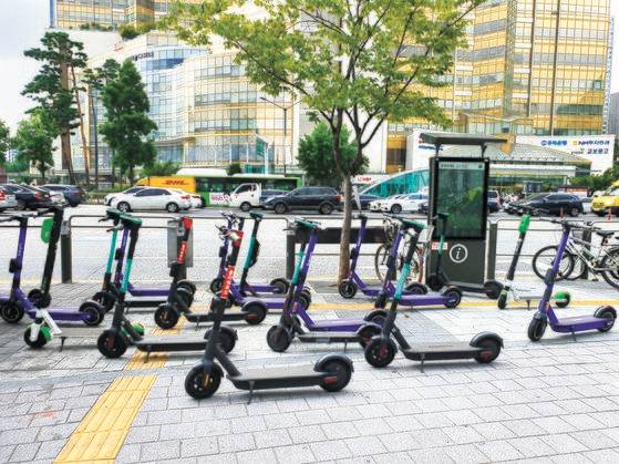 서울 잠실역 1번 출구 앞에 주차돼 있는 공유 전동킥보드. 박민제 기자