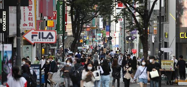 추석 연휴를 하루 앞둔 29일 오후 서울 중구 명동 거리에서 북적이는 시민들이 활기를 보이고 있다. 2020.09.29./사진=뉴시스    chocrystal@newsis.com
