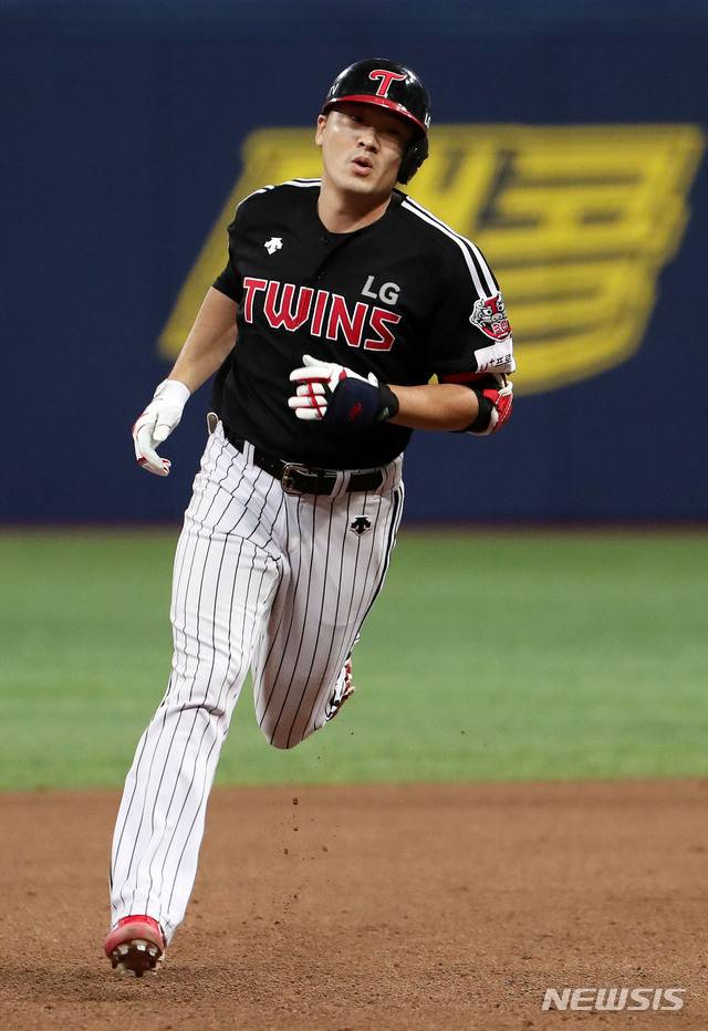 [서울=뉴시스]홍효식 기자 = 9일 오후 서울 구로구 고척스카이돔에서 열린 '2020 신한은행 SOL KBO리그' 키움 히어로즈 대 LG 트윈스의 경기, 5회초 2사 LG 이형종이 솔로 홈런을 친 뒤 그라운드를 돌고 있다. 2020.08.09. yesphoto@newsis.com