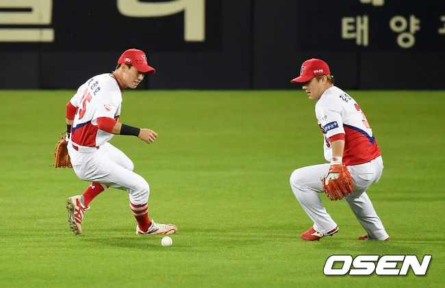 //[OSEN=광주, 곽영래 기자] 20일 오후 광주-기아 챔피언스필드에서 '2020 신한은행 SOL KBO리그' KIA 타이거즈와 NC 다이노스의 경기가 열렸다. 1회초 무사 만루 KIA 박찬호와 김선빈이 NC 양의지의 타구를 잡으려다 놓치고 있다. /youngrae@osen.co.kr