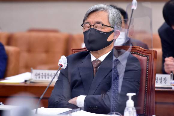 생각에 빠진 감사원장  - 최재형 감사원장이 15일 국회에서 열린 법제사법위원회의 감사원 국정감사에서 눈을 감고 생각에 잠겨 있다.김명국 선임기자 daunso@seoul.co.kr