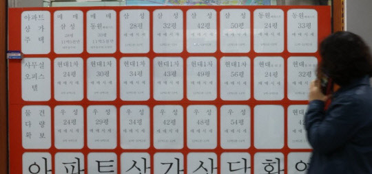 아파트 전세난이 심해지면서 서울 송파구에서는 한 달 사이에 전셋값이 수억원씩 오른 단지들이 나온 것으로 나타났다. 사진은 서울의 한 중개업소 매물정보란. 



연합뉴스