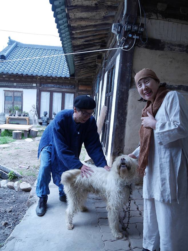 고진하 목사시인과 부인 권포근 야생초요리가가 강원도 원주 불편당에서 함께 사는 삽살개를 만지고 있다. 사진 조현 기자