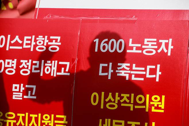 “제발 살 수 있게 해달라고 애원한 것밖에 없습니다. 당연한 권리를 주장하는 노동자들을 이토록 무참히 짓밟는지….” 지난 14일부터 살기 위해 굶기 시작한 이스타항공 박이삼 조종사노조 위원장은 지난 16일 600여명의 동료들과 함께 해고됐다. 이스타항공은 추가 구조조정을 준비하고 있다. 이준헌 기자