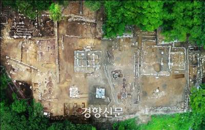 산간벽지에 폐사지로 치부된 황용사터에서 위상이 높은 금동제 유물들이 쏟아져 나왔다.|불교문화재연구소 제공