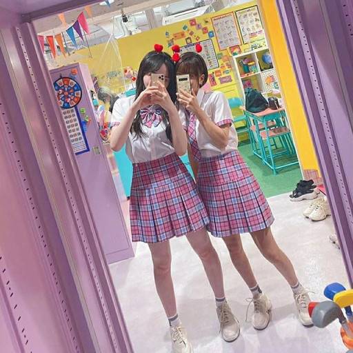 일본 에이전시 소속 모델들이 한국 교복처럼 디자인된 옷을 입고 포즈를 취하고 있다. 매체는 '한국 교복'이라고 설명했지만 한국 학생들이 입는 교복은 아닌 거로 보인다. 현대비즈니스&nbsp;