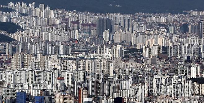 서울 롯데월드타워 전망대 서울스카이에서 바라본 서울 시내 아파트 단지 [연합뉴스 자료사진]