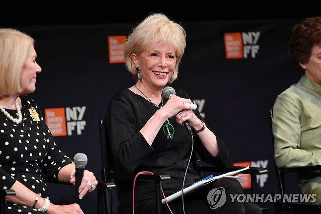 CBS방송의 스타앵커인 레슬리 스탈(중앙)[AFP=연합뉴스 자료사진]