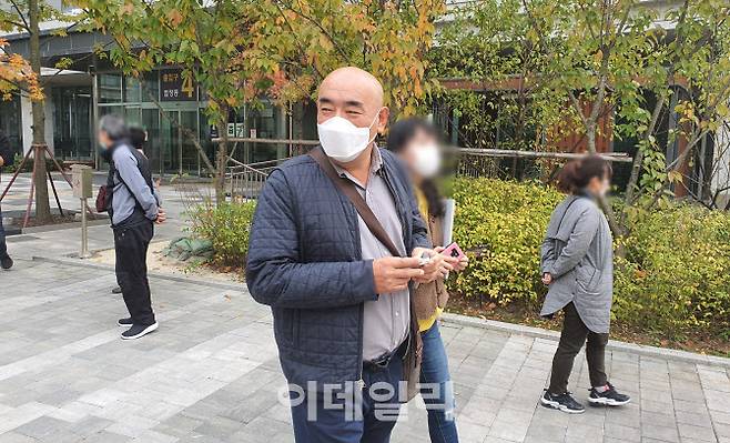 전제완 싸이월드 대표가 22일 근로기준법 위반 등 혐의 재판에 출석한 후 서울동부지법에서 나오고 있다. (사진=공지유 기자)