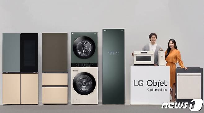 LG전자가 22일 새로운 공간 인테리어 가전 브랜드 'LG Objet Collection(LG 오브제컬렉션)'을 런칭하고 신제품 11종을 출시했다. 왼쪽부터 LG 오브제컬렉션 상냉장 하냉동 냉장고, 김치 냉장고, 워시타워, 스타일러, 광파오븐, 정수기, 식기세척기.(LG전자 제공) © 뉴스1