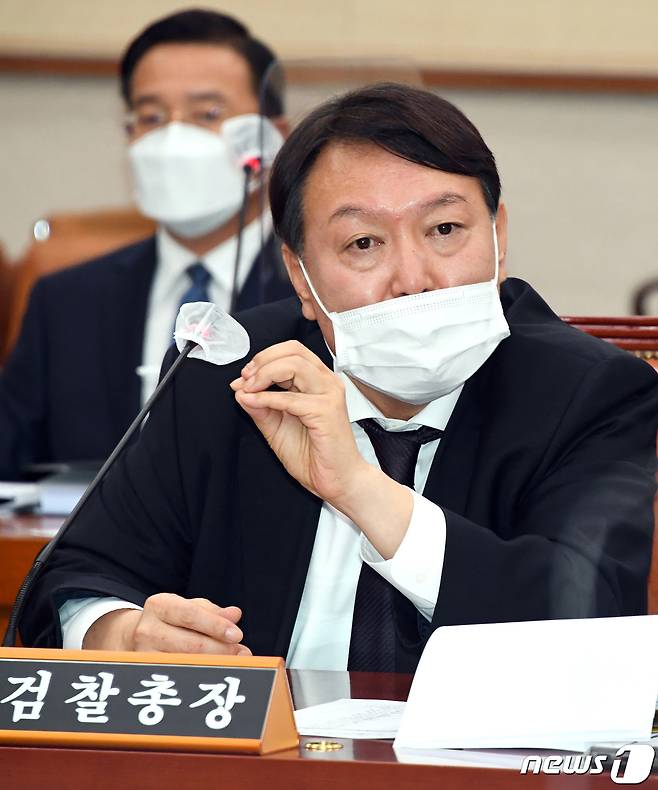 윤석열 검찰총장이 22일 서울 여의도 국회에서 열린 법제사법위원회의 대검찰청에 대한 국정감사에 출석해 의원 질의에 답변하고 있다. 2020.10.22/뉴스1 © News1 박세연 기자