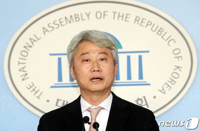 김근식 통합신당준비위원회 위원이 17일 서울 여의도 국회 정론관에서 21대 총선 미래통합당 후보로 송파병 출마 기자회견을 하고 있다. 2020.2.17/뉴스1 © News1 김명섭 기자