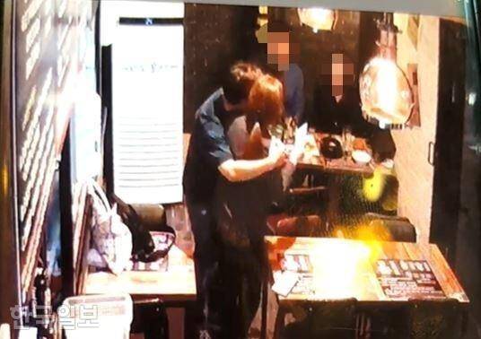 지난해 9월 24일 오후 한 술집에서 전 안다르 책임매니저 A씨가 피해자 신씨를 껴안으며 강제추행하고 있다. 신씨 제공