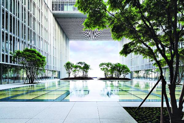 연못을 갖춘 5층의 공중정원.