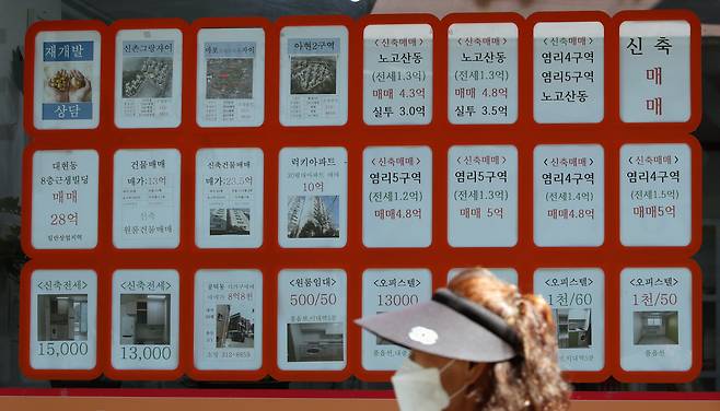 계약갱신청구권제와 전월세상한제를 골자로 한 새 임대차법이 시행되면서 전세 매물이 귀해지고, 가을 이사철까지 맞물리면서 전셋값 상승 여파가 원룸뿐 아니라 오피스텔 시장에까지 영향을 미치고 있다. 22일 서울 마포구의 한 부동산중개업소 매물정보란. [연합뉴스]
