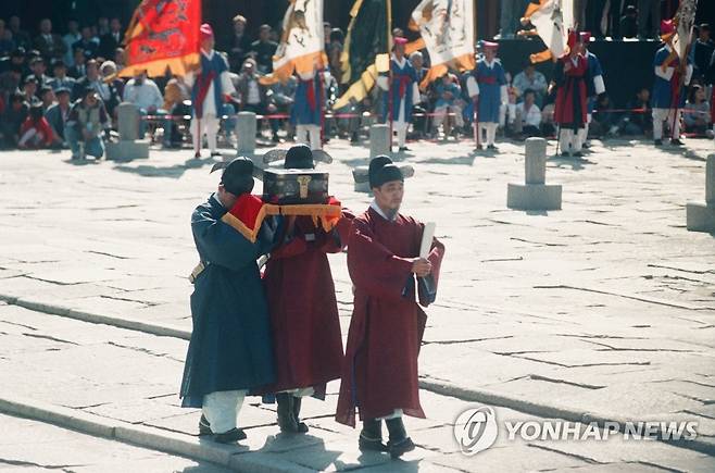 세종대왕 즉위식 재현행사 (서울=연합뉴스) 이진욱 기자 = 경복궁 근정전 앞에서 열린 세종대왕 즉위 의식 재현행사에서 세종대왕이 문무백관 등과 함께 근정전으로 입장하고 있다. 1997.10.18 [본사 자료사진]