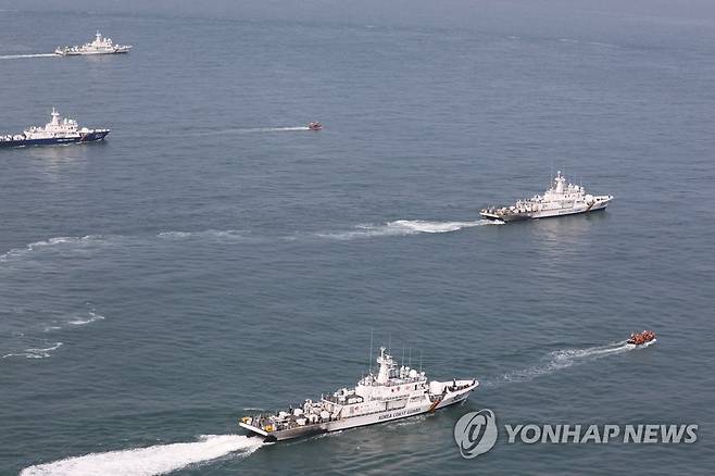 '北 피격 사망' 공무원 수색하는 경비함 [해양경찰청 제공. 재판매 및 DB 금지] hong@yna.co.kr