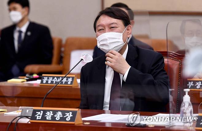 국감 질의듣는 윤석열 검찰총장 (서울=연합뉴스) 하사헌 기자 = 윤석열 검찰총장이 22일 오전 서울 여의도 국회 법제사법위원회에서 열린 대검찰청 국정감사에서 질의를 듣고 있다.  2020.10.22 toadboy@yna.co.kr