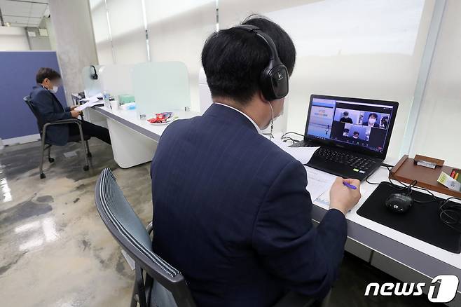 경기도 공무원 시험 응시자에게 전국 최초로 면접비를 지급하는 조례안이 10월22일 경기도의회를 통과했다. 사진은 지난 9월1일 오전 경기 안산시 중앙도서관에서 면접관들이 사회적 거리두기 2단계 강화 조치에 따라 비대면으로 진행되는 지방공무원 채용 면접시험을 준비하고 있는 모습. 2020.9.1/뉴스1 © News1 조태형 기자