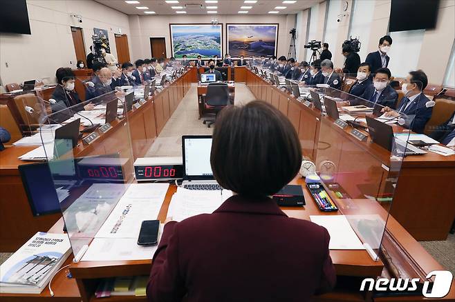23일 오전 서울 여의도 국회에서 국회 국토교통위원회 종합국정감사가 진행되고 있다. 2020.10.23/뉴스1 © News1 박세연 기자