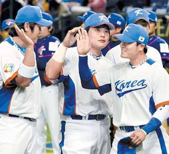 2009년 월드베이스볼클래식 준우승 직후 하이파이브 하는 이대호, 김태균, 추신수(왼쪽부터). [중앙포토]